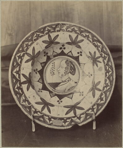 Assiette ronde : profil gauche de femme en buste, image 4/4