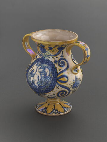 Vase à deux anses : Amour chevauchant un dauphin et profil de Maure, image 2/7