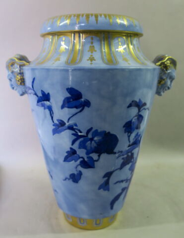 Vase Clodion à deux anses, d'une paire (OA 2476).