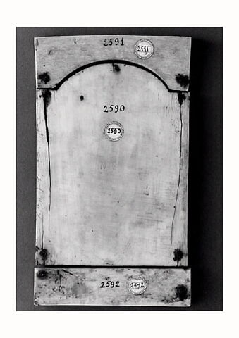 Élément inférieur d'un plat de reliure précieuse, conçu pour compléter un relief byzantin (OA 2590 le Christ trônant) : symboles des évangélistes Marc (lion) et Luc (taureau), et Agneau de Dieu au centre, image 5/5