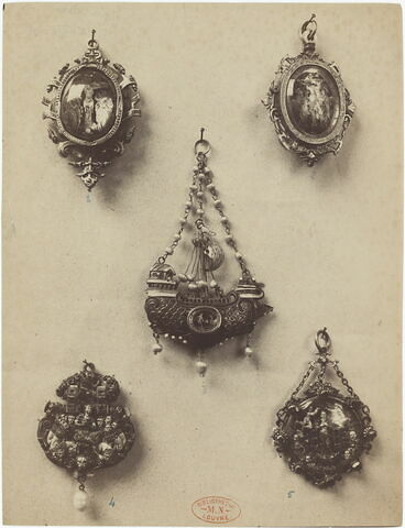Médaillon : la Fuite en Egypte et le Calvaire, image 3/3