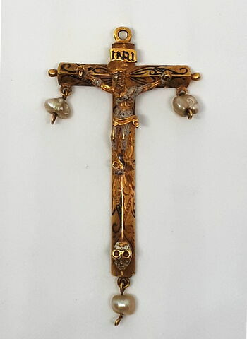 Croix pendentif pourvue d'un Christ et des instruments de la Passion