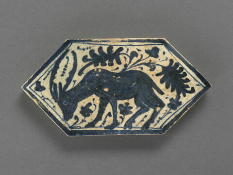 Carreau hexagonal : cerf broutant