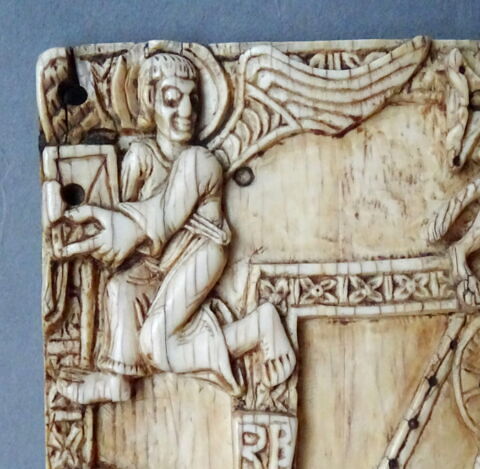 Plaque de reliure : le Christ dans le tétramorphe, entre les saints Pierre et Paul (Traditio Legis)., image 4/8