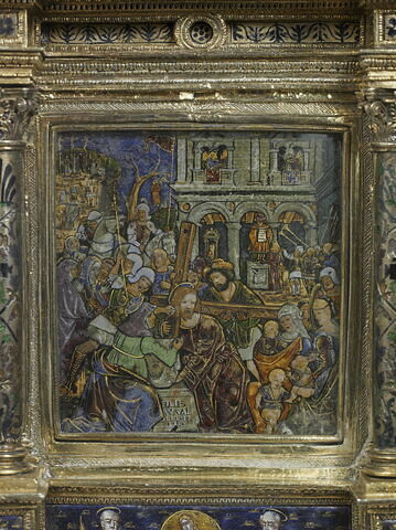 Baiser de paix dans un cadre architecturé : le Christ portant la croix, dans le fronton semi-circulaire : l'Adoration des mages., image 4/10