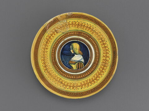 Assiette : buste de jeune femme de profil gauche