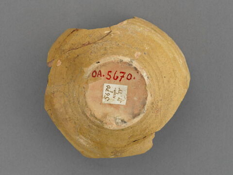 Fond de coupe : profil de femme coiffée d'une résille, image 2/2