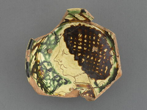 Fond de coupe : profil de femme coiffée d'une résille