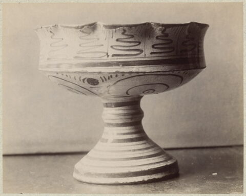 Coupe festonnée sur pied : armoiries, image 6/6