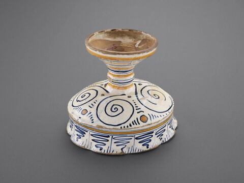 Coupe festonnée sur pied : armoiries, image 2/6
