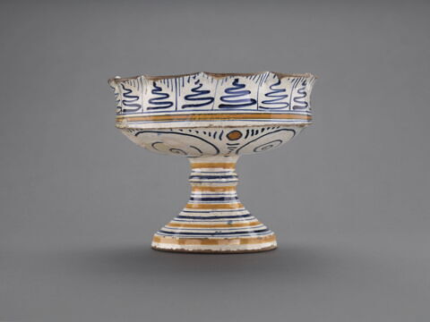 Coupe festonnée sur pied : armoiries, image 4/6