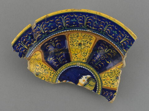 Fragment d'une coupe godronnée : buste de femme de profil