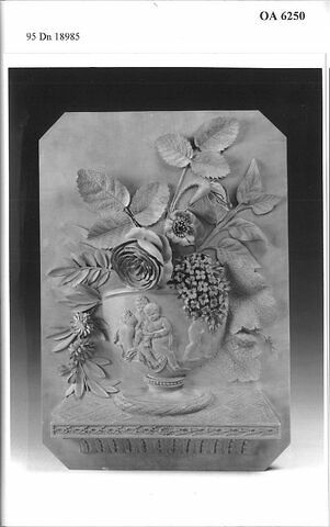 Bas-relief en bois : vase de fleurs signé au verso : 