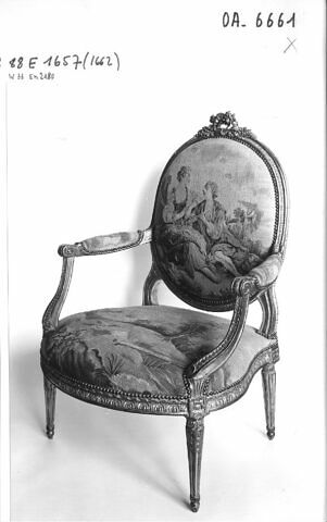 Fauteuil couvert en tapisserie de Beauvais, d'un ensemble de dix (OA 6657 à OA 6666), image 3/4