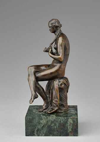 Statuette : femme se tressant les cheveux, image 4/9