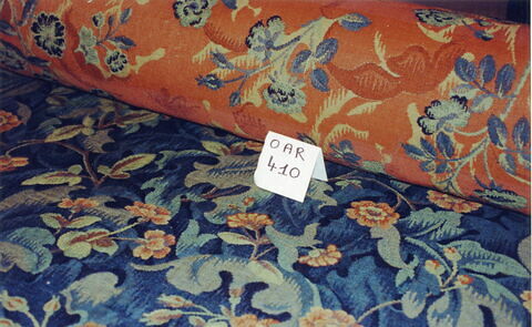 Tissu de laine à gros point, imitant la tapisserie, décoré de fleurs et feuillages, à dominante bleu-vert, image 6/6