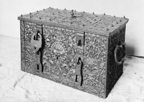 Coffre de fer à décor de feuillages, image 7/7