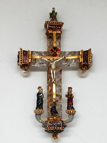 Croix en cristal de roche, ornée d'extrémités et de figurines émaillées : le Christ, la Vierge et saint Jean, image 1/5