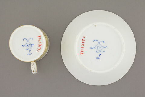 Tasse litron et sa soucoupe, d'une paire (voir TH 1318), image 2/3