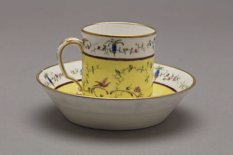 Tasse litron et sa soucoupe, d'une paire (voir TH 1318), image 3/3