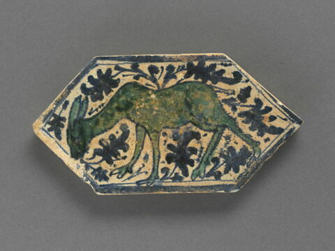 Carreau hexagonal : biche broutant (d'une série de quinze à décor de lettres et d'animaux sur fond blanc)