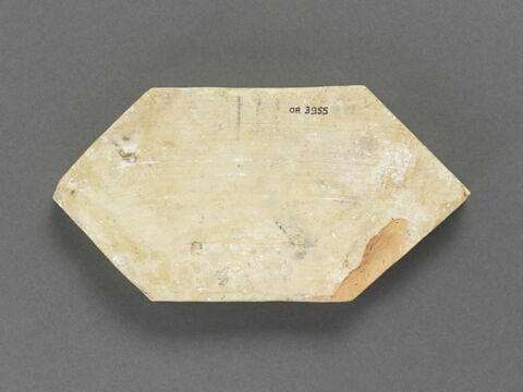 Carreau hexagonal : biche broutant (d'une série de quinze à décor de lettres et d'animaux sur fond blanc), image 2/3