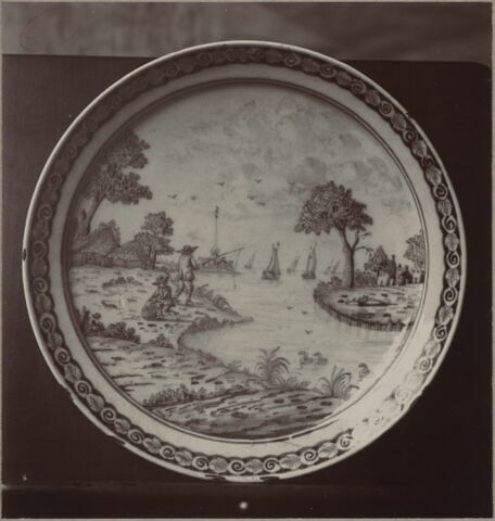 Assiette à décor en camaïeu bleu : pêcheurs au bord d'un estuaire, image 3/3