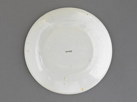 Assiette à décor en camaïeu bleu : pêcheurs au bord d'un estuaire, image 2/3