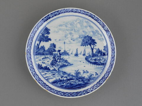 Assiette à décor en camaïeu bleu : pêcheurs au bord d'un estuaire
