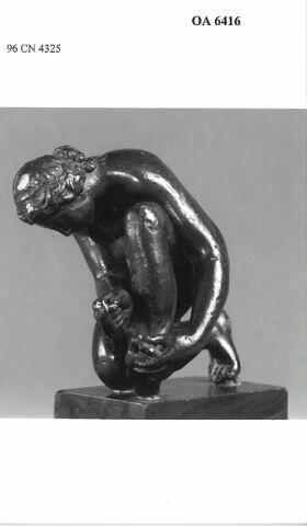 Statuette : femme à sa toilette
