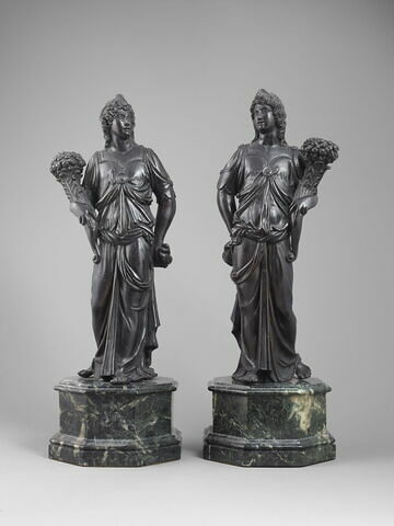 Statuette : femme debout tenant une corne d'abondance, image 3/3
