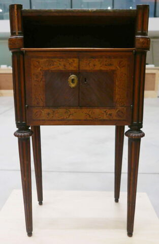 Table de nuit à deux portes, image 2/5