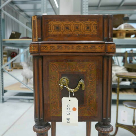 Table de nuit à deux portes, image 3/5
