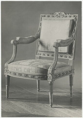 Fauteuil faisant partie d'un mobilier livré en 1785 pour le salon du comte de Provence et de la comtesse de Balbi, à Versailles, image 1/4