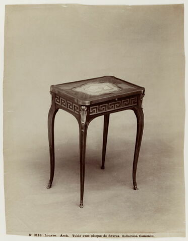 Table, image 2/6