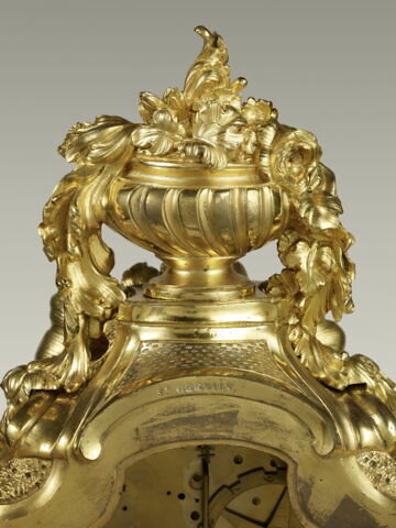 Pendule sur socle avec vase fleuri et trophée d'instruments de musique, image 5/10