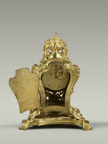 Pendule sur socle avec vase fleuri et trophée d'instruments de musique, image 6/10