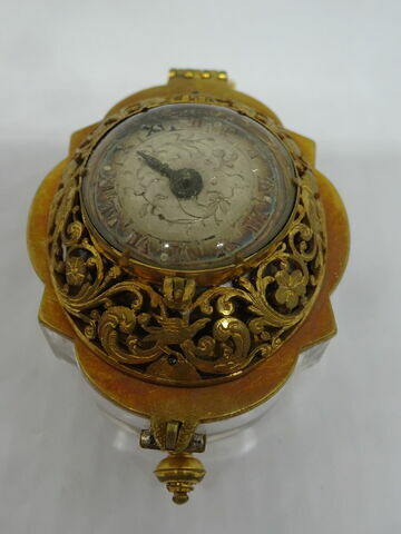 Montre ovale lobée