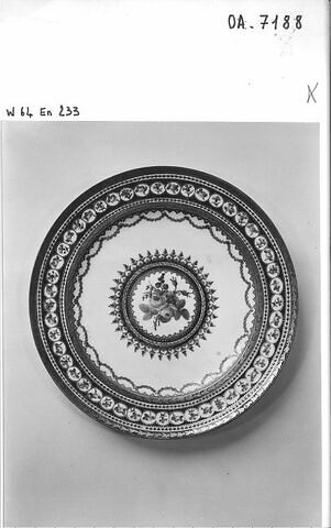 Assiette à décor de perles et de fleurs, image 2/2