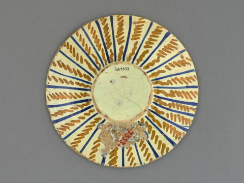 Assiette : fleurs et branchages dans un écu, image 2/2