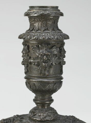 Chandelier à décor de mascarons et de feuillages, image 3/3