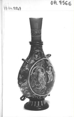 Gourde de pèlerin : deux putti assis sur des dauphins, image 3/3
