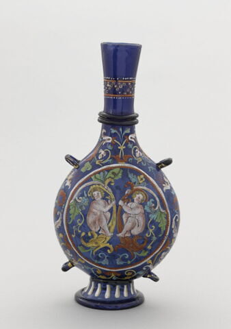 Gourde de pèlerin : deux putti assis sur des dauphins, image 2/3
