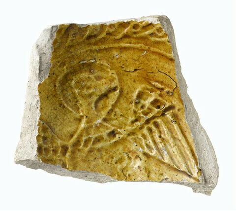 Fragment de base d'un plat orné d'un oiseau nimbé, image 1/2