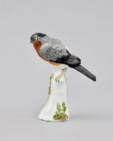 Oiseau perché sur un tronc d'arbre (bouvreuil), image 2/2
