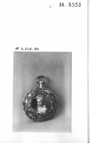 Montre ronde avec un portrait en buste de femme, image 2/2