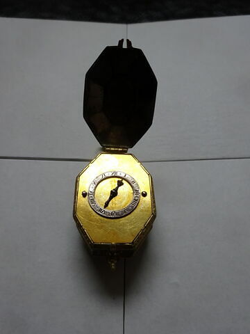 Montre octogonale