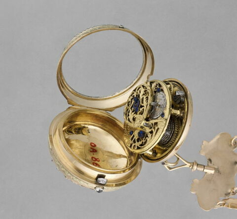 Montre ronde assortie d'une chatelaine ornées de portraits de femme, image 3/9