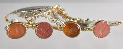 Montre ronde assortie d'une chatelaine ornées de portraits de femme, image 6/9