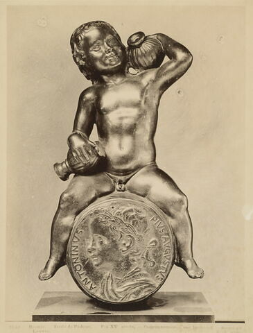 Fontaine : Bacchus enfant assis sur un tonneau dont le devant est orné d'une épreuve de la médaille de Caracalla par Boldù, image 4/4